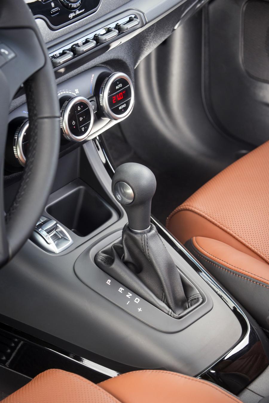 Детали интерьера Alfa Romeo Giulietta Collezione (940) 2012 года  (фото 9 из 15)